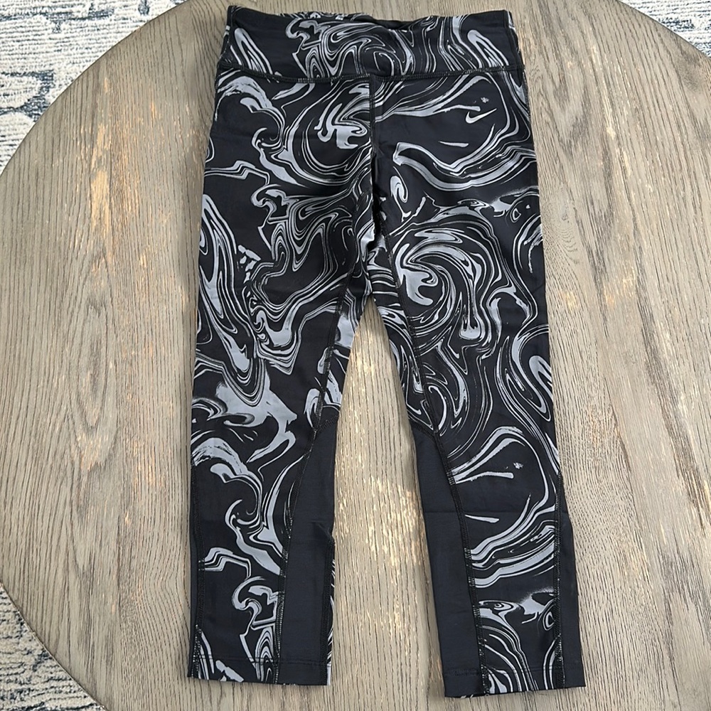 Size M Nike crop Leggings